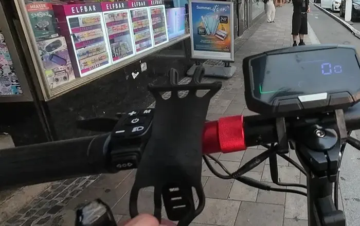 Cockpit des isinwheel GT2 mit Display und Bremshebel