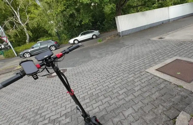 isinwheel GT2 auf Kopfsteinpflaster, Blick &uuml;ber den Lenker